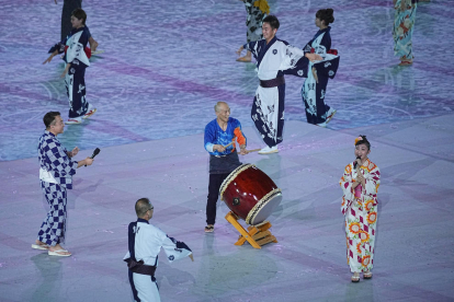 Centenares de deportistas fueron ayer protagonistas en el desfile de banderas durante la ceremonia de clausura en el estadio olímpico.