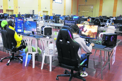 Asistentes a la quedada tecnológica jugando a videojuegos durante la jornada de ayer.