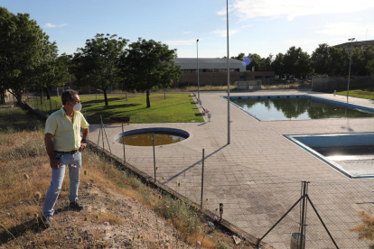 El president de Magraners, al costat de les piscines del barri.