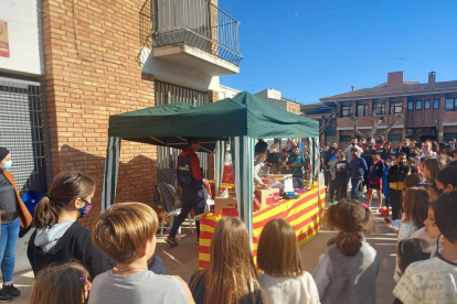 Nens de Soses visiten la parada d’una de les associacions participants en la Fira d’Entitats.