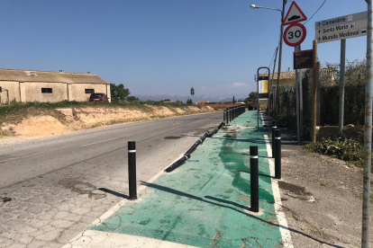 Un coche arranca pilonas de un camino escolar en Balaguer