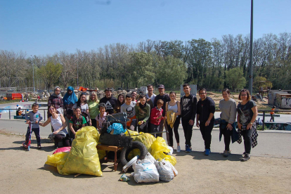 Imagen de los voluntarios que participaron en la mejora ambiental con la basura que recogieron.