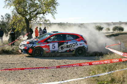 Eduard Pons, que se proclamó campeón de Catalunya, recorre uno de los tramos del rally.