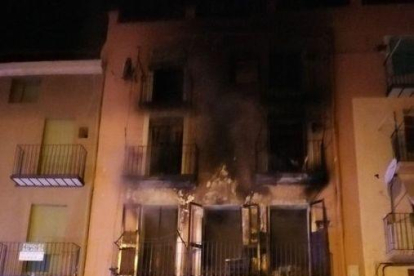 El fuego ha quemado totalmente la primera planta de un edificio de la plaza Sant Salvador de Balaguer.