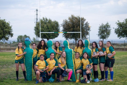 Las jugadoras del Inef Lleida Rugby que competirán la próxima temporada en una Liga con equipos mixtos y masculinos.