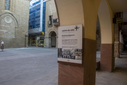 Un dels primers plafons informatius de la nova senyalització a la plaça de l’Església.