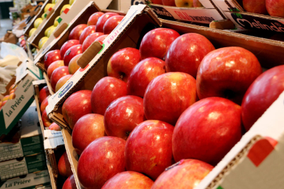 Detall de pomes en una parada de fruites.