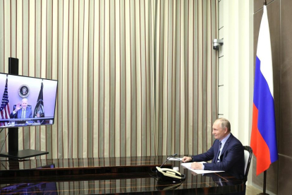 Putin conectó por videoconferencia con su homólogo estadounidense desde su casa en Sochi.