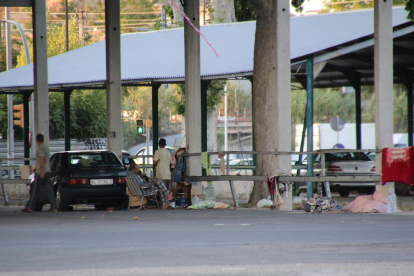 Varias personas, “acampadas” junto a sus coches ayer bajo una de las marquesinas de los Camps Elisis.