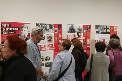 Estreno ayer de la exposición sobre Teresa Pàmies en el vestíbulo de la sede de CCOO en Barcelona.