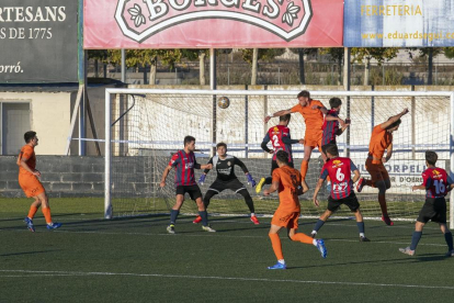 Una acció del partit d’ahir de disputa d’una pilota aèria en una de les àrees.