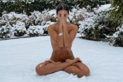Cristina Pedroche practica yoga totalmente desnuda bajo la intensa nevada en Madrid