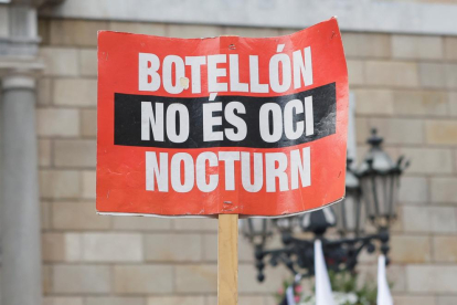 Cartel de protesta de la plataforma Som Oci Nocturn (Somos Ocio Nocturno) en la Plaza de Sant Jaume, en una fotografía de archivo