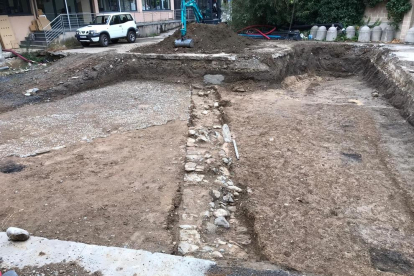El tram de la muralla baix medieval descobert al jaciment del pati de les Monges de la Seu d'Urgell durant les tasques de delimitació de la zona arqueològica.