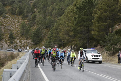 Más de medio millar de ciclistas hacen una marcha en recuerdo del ciclista atropellado en Martinet