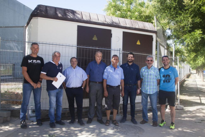 Vecinos con Pijuan y representantes de Endesa y Generalitat.