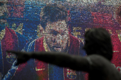 Retrato del delantero argentino Lionel Messi en la tienda oficial del FC Barcelona.