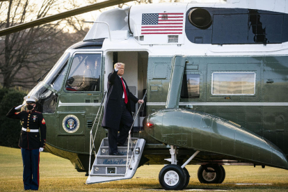 Trump, el 20 de enero, toma el helicóptero presidencial por última vez ante la llegada de Joe Biden.