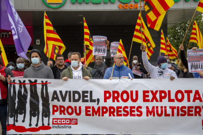 La protesta de los trabajadores de Avidel ante un establecimiento de la cadena Mercadona de Lleida.