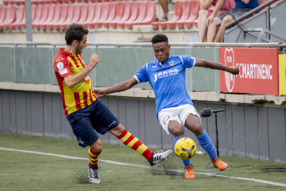Joanet intenta superar un jugador del Vilafranca en el segon partit del Lleida.