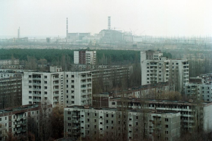 Imagen de la zona de exclusión de Chernóbil, con los restos de la central nuclear al fondo.