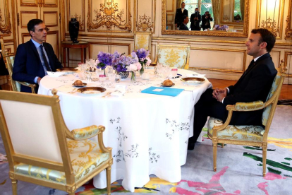 Macron recibió a Sánchez en París para abordar una alianza contra la ultraderecha.