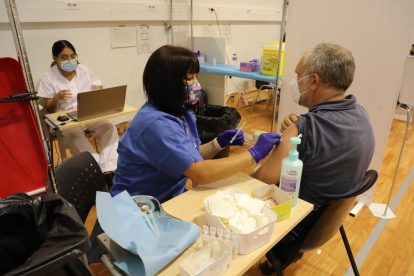 Una infermera administrant dilluns una vacuna al pavelló Onze de Setembre.