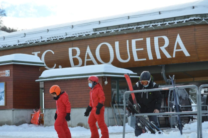 Algunos de los esquiadores que ayer visitaron Baqueira. 