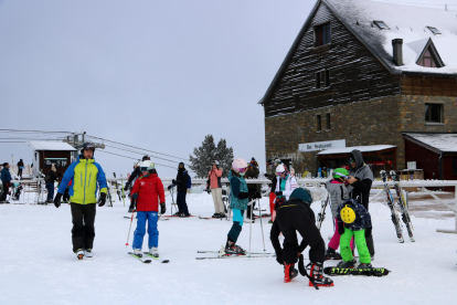 Algunos de los esquiadores que ayer visitaron Baqueira. 