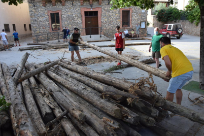 La plaza del ayuntamiento de Coll de Nargó se ha llenado de troncos para construir las embarcaciones.