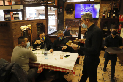 Varias personas en el restaurante Llobregat de Lleida más allá de las 15.30 horas.
