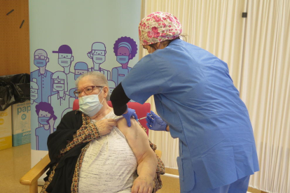 Una infermera vacuna a Milagros Garcia a la residència Balàfia I de Lleida.