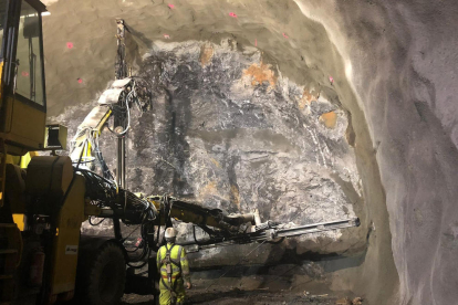 Imatge dels treballs de perforació a la boca sud del túnel.
