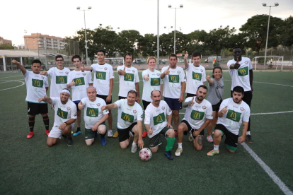 Los jugadores del equipo inclusivo de la Associació Esportiva Pibody y la UE Balàfia, ayer junto a Rous Martínez antes del entrenamiento. 