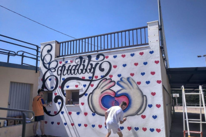 Els grafiters Balletbó i Bosque, al retocar detalls del mural.