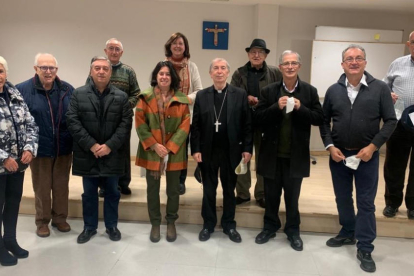 La nueva junta directiva de la Academia Mariana de Lleida junto al obispo de Lleida, Salvador Giménez.