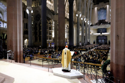 Vista de l’estel de la torre de la Mare Déu de la Sagrada Família al tancament de la jornada d’inauguració.