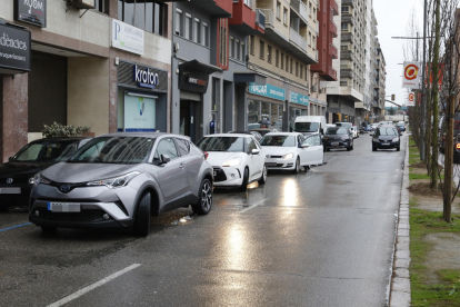 Coches estacionados en doble fila ayer en la avenida de Madrid.