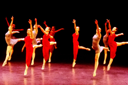 Ballarines de Par en Dansa en un moment de l’espectacle ‘Dancing Vivaldi’ a la Llotja de Lleida.
