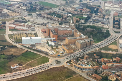 Imagen aérea del hospital Arnau y de su nuevo edificio y la pasarela de conexión, de color blanco.