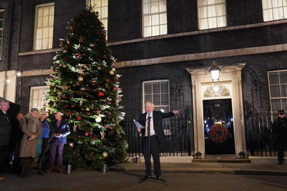 Boris Johnson frente a su residencia oficial en Downing Street.