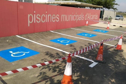 Noves places per minusvàlids a l'aparcament de les piscines d'Alcarràs