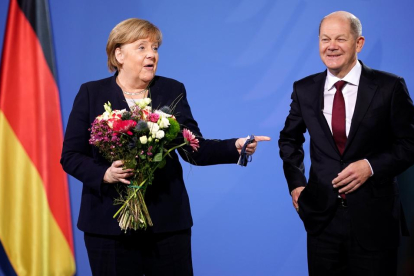 El socialdemòcrata Olaf Scholz va entregar un ram de flors a la seua antecessora, Angela Merkel, que deixa la cancilleria després de 16 anys.