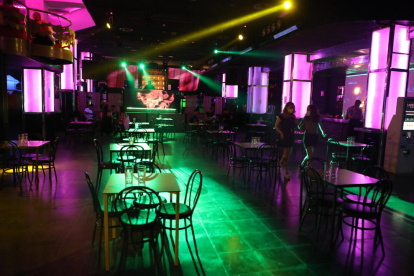 A Lleida ciutat, els locals de lleure nocturn poden obrir com a bars, com la discoteca La Nuit.