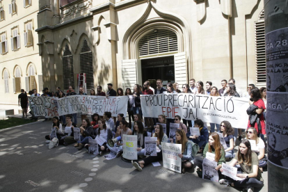 Los doctorandos cortaron la Rambla d’Aragó y se manifestaron por el edificio del Rectorado. 