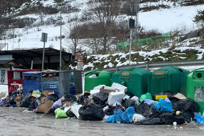 Escombraries acumulades al costat de contenidors a Vielha.