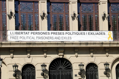 Imatge d'arxiu de la pancarta de suport als polítics independentistes empresonats i als exiliats que penja a la façana de la Paeria.