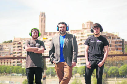 Noé Bosch, al centre, amb Marc Álvarez i Lluc Ortega, dos narradors de Gamesports Lleida.