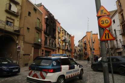 El inmueble incendiado está situado en la plaza Sant Salvador. 