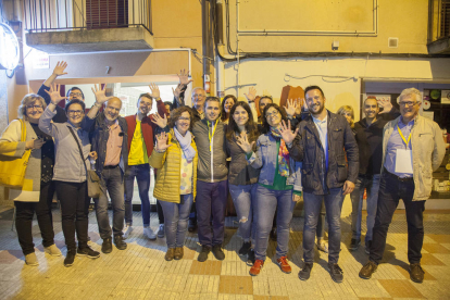 Membres d’ERC-MES celebrant diumenge els 5 edils, rècord històric a Tàrrega, davant la seua seu.